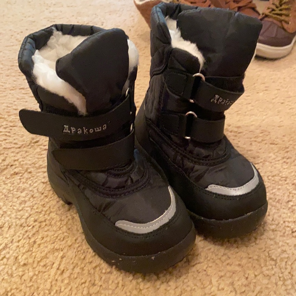 Black snow boots